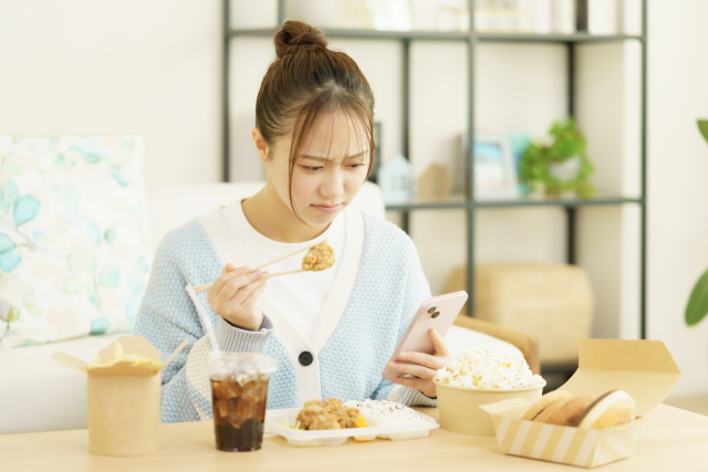 ながら食べは太る！