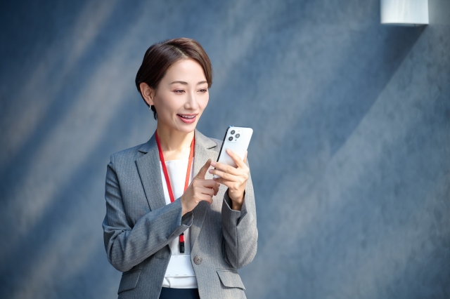 スマホを見る女性